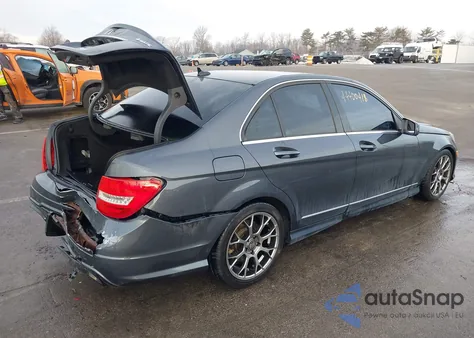 2013 Mercedes-Benz C 300 Sport 4Matic z USA, uszkodzony, nr VIN WDDGF8ABXDR244936